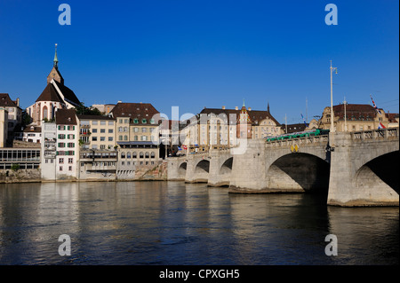 La Suisse, dans le Canton de Bâle-Ville, Bâle, le Mittlere Brücke sur le Rhin Banque D'Images