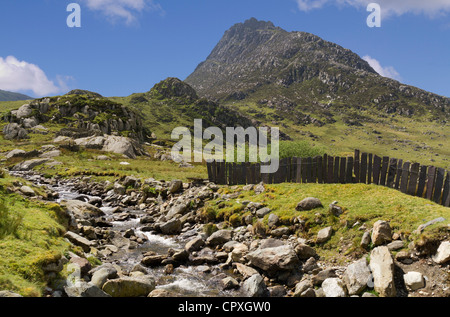 La montagne emblématique dans le Nord du Pays de Galles Tryfan Banque D'Images