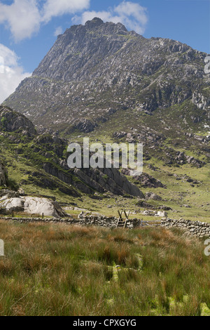 La montagne emblématique dans le Nord du Pays de Galles Tryfan Banque D'Images