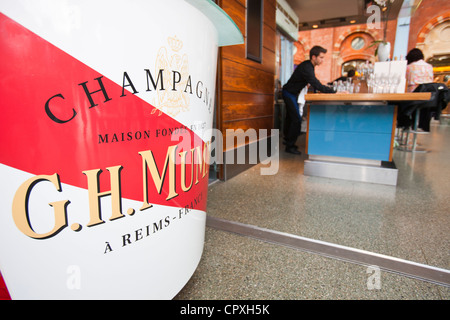 Un bar à champagne à St Pancras Station, London, UK. Banque D'Images