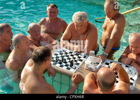 Hongrie, Budapest, la poitrine, les joueurs dans l'une des piscines extérieures dans le bain médicinal Széchenyi Banque D'Images
