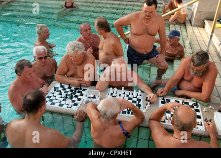 Hongrie, Budapest, la poitrine, les joueurs dans l'une des piscines extérieures dans le bains médicinaux de Szechenyi Banque D'Images