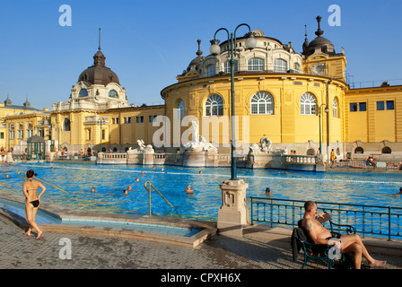 La Hongrie, Budapest, l'une des piscines extérieures dans le bain médicinal Széchenyi Banque D'Images