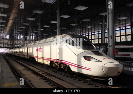 Train à grande vitesse espagnol AVE (Alta et Espanola) dans la gare de Cadix, Espagne Banque D'Images