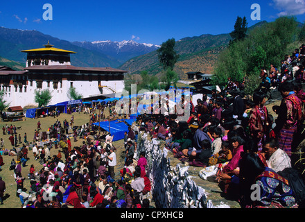 Bhoutan, le paro District, Rinpung Dzong (forteresse et monastère bouddhiste), Tsechu festival bouddhiste annuel, les pèlerins Banque D'Images