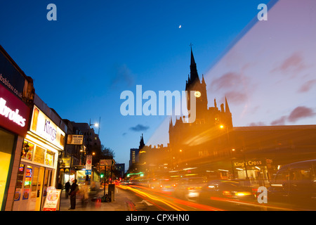 St Pancras Station, London, UK et Euston Road à Kings Cross, au crépuscule. Banque D'Images