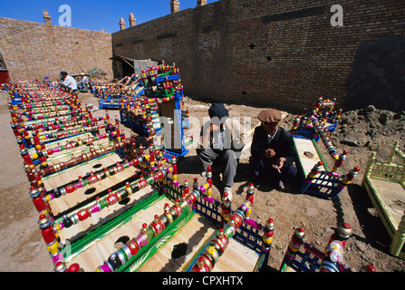 La Chine, la Province du Xinjiang, Kashgar (Kashi), vieille ville bazar, population Ouigour, marché du dimanche, les ventes de berceaux en bois peint Banque D'Images