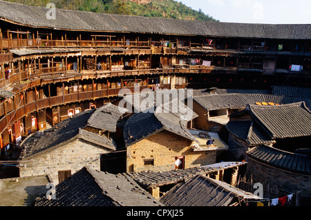 La province de Fujian en Chine à l'intérieur du bâtiment de Hukeng Tulou vie communautaire structure conçue pour être facilement défendable en brique Banque D'Images
