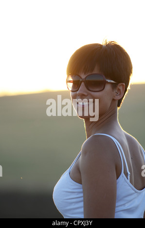 Belle femme aux cheveux courts dans la nature Banque D'Images