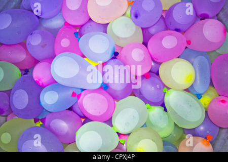 Groupe de ballons d'eau colorée prête pour une chaude journée d'été Banque D'Images