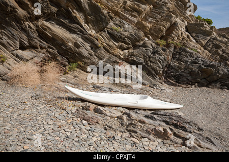 En kayak de mer, sur une plage crique près du village de Cadaqués - Cadaqués, Catalogne, Espagne Banque D'Images