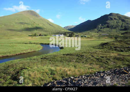 L'Cluanie Inn Glen Shiel niché entre Sgurr une Fhuarail (987m à gauche) et suis Bathach (798m sur la droite) Banque D'Images