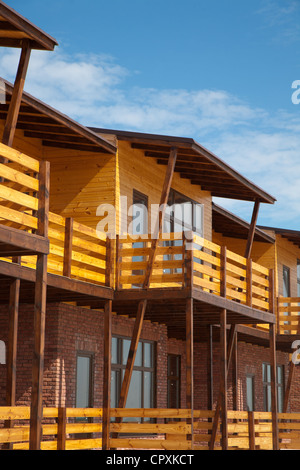 Deux étages récemment construit en brique et en bois maison de village Banque D'Images