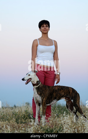 Belle jeune femme avec son chien dans la nature Banque D'Images