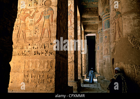 La Haute Egypte Egypte Vallée du Nil environs de Luxor Thebes Necropolis inscrite au Patrimoine Mondial de l'UNESCO zone ouest Medinet Banque D'Images