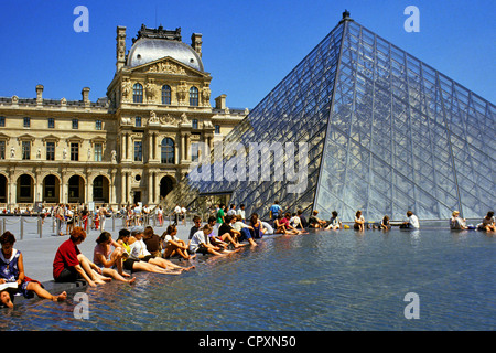 France, Paris, Musée du Louvre, Cour Napoléon, la pyramide de l'architecte Ieoh Ming Pei Banque D'Images