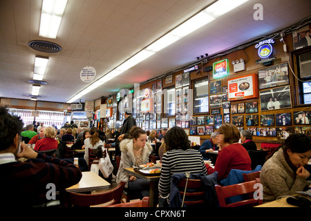 Katz's deli à New York City. Rendu célèbre dans le film Quand Harry rencontre Sally Banque D'Images