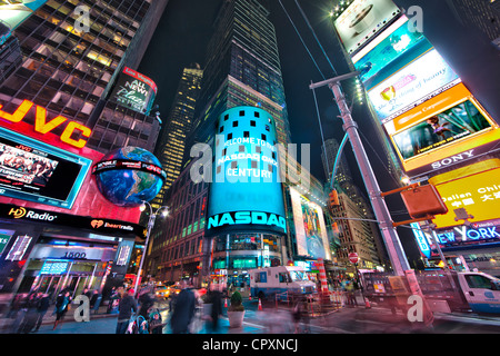 NASDAQ MarketSite building at night à Times Square à Manhattan, New York. Banque D'Images