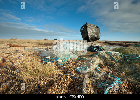 Bateau à l'abandon et les filets de pêche au crabe dormeur, Kent, Angleterre. Banque D'Images