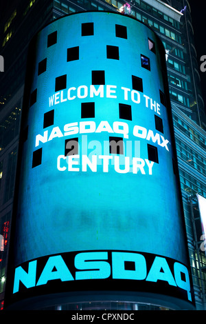 NASDAQ MarketSite building at night à Times Square à Manhattan, New York. Banque D'Images