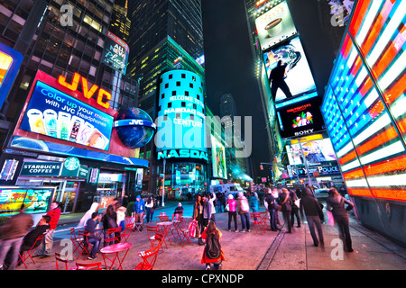 Times Square la nuit à Manhattan, New York City Banque D'Images