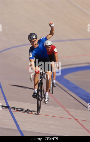 Cycliste masculin victoire sur la célèbre piste de vélodrome. Banque D'Images