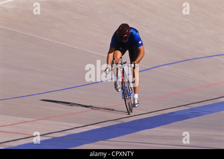 Course cycliste masculin sur la piste du vélodrome. Banque D'Images