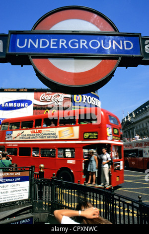 United Kingdom London City of westminster, Piccadilly Circus doubledecker Logo bus métro " " demande d'inscription Banque D'Images