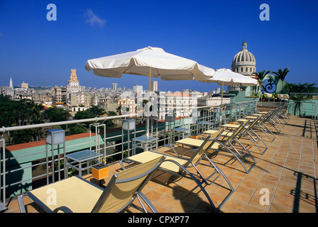 Cuba, La Havane, Centro Habana, panorama sur la ville et la capitale de la terrasse de l'hôtel Saratoga Banque D'Images