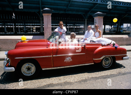 Cuba, La Havane, mariage en voiture américaine en face de la gare centrale Banque D'Images