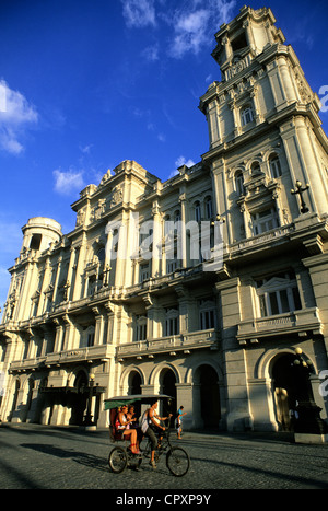 Cuba, La Havane, bicitaxi en face du Palacio de Bellas Artes, accueil pour le Musée des Beaux Arts Banque D'Images