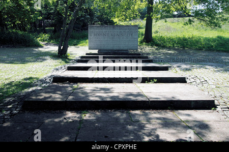 Magna Carta - Runnymede. Kennedy Memorial. Cette acre de terrain anglais a été donné aux États-Unis d'Amérique par le peuple d'Angleterre à la mémoire de John F Kennedy né le 29 mai 1917. Président des États-Unis 1961-1963, est mort par la main d'un assassin 22 novembre 1963. Que chaque nation de savoir s'il souhaite que nous bien ou mal que nous allons payer n'importe quel prix supporter n'importe quel fardeau rencontrez des difficultés en charge aucun ami ou s'opposer à toute ennemis afin d'assurer la survie et le succès de la liberté Banque D'Images