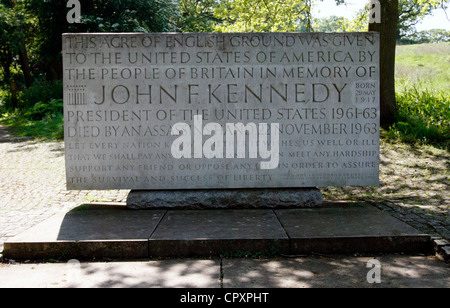 Magna Carta - Runnymede. Kennedy Memorial. Cette acre de terrain anglais a été donné aux États-Unis d'Amérique par le peuple d'Angleterre à la mémoire de John F Kennedy né le 29 mai 1917. Président des États-Unis 1961-1963, est mort par la main d'un assassin 22 novembre 1963. Que chaque nation de savoir s'il souhaite que nous bien ou mal que nous allons payer n'importe quel prix supporter n'importe quel fardeau rencontrez des difficultés en charge aucun ami ou s'opposer à toute ennemis afin d'assurer la survie et le succès de la liberté Banque D'Images