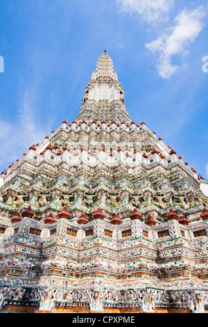 'Grande' Prang (tour de style Khmer) Rajwararam, Wat Arun (Temple de l'aube), Thonburi, Bangkok, Thaïlande Banque D'Images