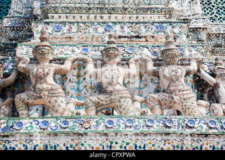 À la base de "sculptures" Prang (tour de style Khmer) Rajwararam, Wat Arun (Temple de l'aube), Thonburi, Bangkok, Thaïlande Banque D'Images