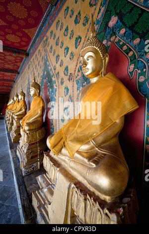 Cloître avec images de Bouddha Doré, Rajwararam Wat Arun (Temple de l'aube), Thonburi, Bangkok, Thaïlande Banque D'Images