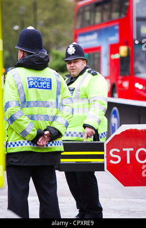 Barrières de police mis en place autour de la Maison du Parlement à Londres à l'abri de véhicule ou de kamikazes Banque D'Images