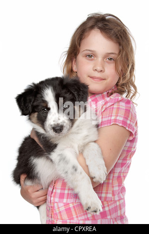 Fille et border collie puppy in front of white background Banque D'Images