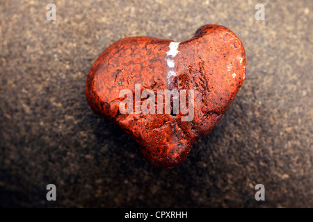 Pierre en forme de Cœur rouge sur le Rialto Beach, près de la Push, Washington USA Banque D'Images