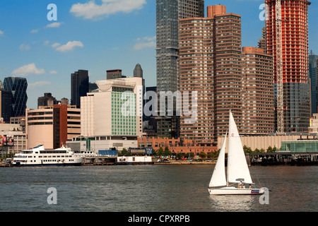 United States, New York City, bateau à voile sur la rivière Hudson avec vue sur Manhattan Banque D'Images