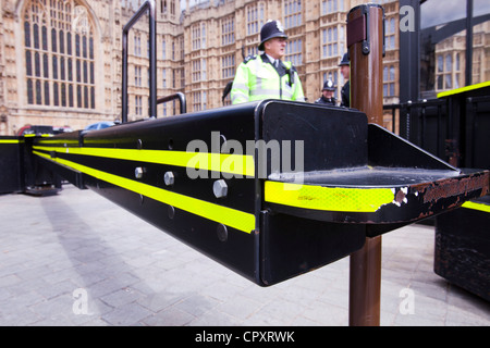 Barrières de police mis en place autour de la Maison du Parlement à Londres à l'abri de véhicule ou de kamikazes Banque D'Images