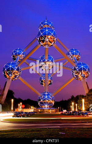 Monument de l'Atomium à Bruxelles dans la nuit Banque D'Images