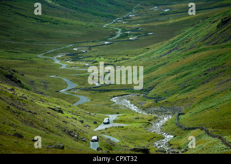 Voitures sur la chaussée par Wrynose Pass dans le cadre de la vallée Dudden Parc National de Lake District, Cumbria, Royaume-Uni Banque D'Images