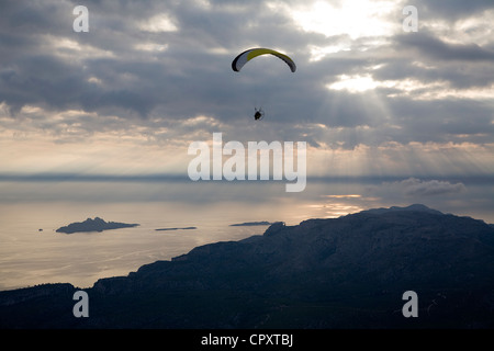 France, Bouches du Rhône, le parapente au-dessus de calanques de Cassis avec vue sur archipel de Riou Banque D'Images