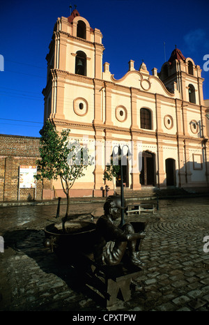 La province de Camaguey, Cuba, Camaguey, Del Carmen église sur la Plaza del Carmen et de la statue du sculpteur Martha Jimenez Banque D'Images