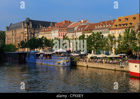 La France, Bas Rhin, Strasbourg, vieille ville classée au patrimoine mondial de l'UNESCO, des terrasses de café sur les rives de l'Ill Banque D'Images