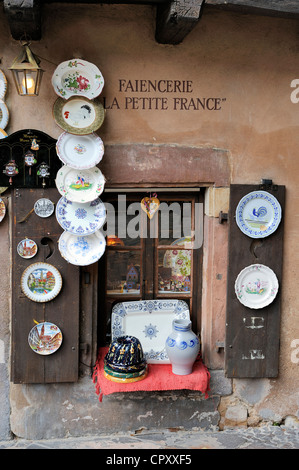 France Bas Rhin Strasbourg vieille ville classée au Patrimoine Mondial de l'UNESCO Vente de poterie de faïence à partir de la région Alsace dans petite Banque D'Images