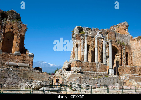 L'Italie, la Sicile, Taormina, le théâtre grec avec l'Etna en arrière-plan Banque D'Images
