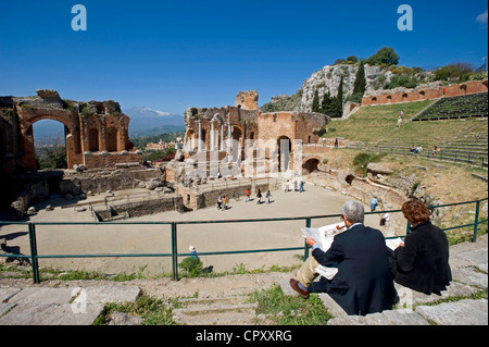 L'Italie, la Sicile, Taormina, le théâtre grec avec l'Etna en arrière-plan Banque D'Images