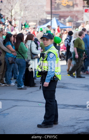 Femme policier en service au cours de la 2012 St Patrick's Day Parade à Montréal, province de Québec, Canada. Banque D'Images